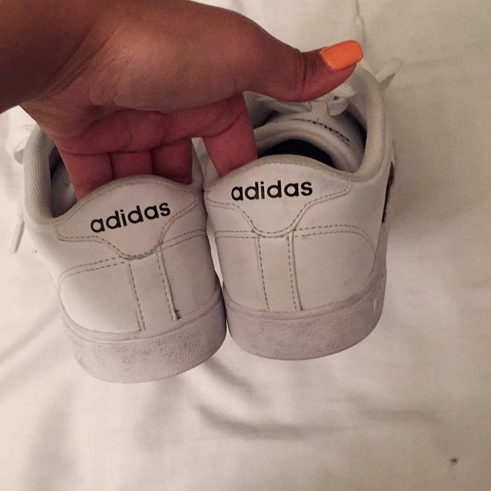 Adidas 3 stripe shoes used like 3 times. - Picture 3 of 5